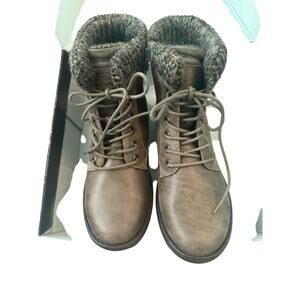 NWT & Box Kara Taupe Taipei B52 Bu Bulldog Boots Brown w/Wool at Ankle. 8.5